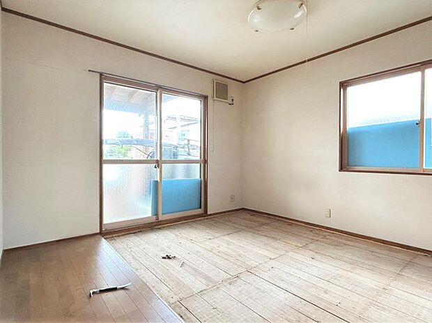 【リフォーム中】南西側の洋室です。現在は畳のお部屋ですね、フローリング張替、天井・壁のクロス張替を行います。現在の収納は廊下になり、新しく収納を新設します。