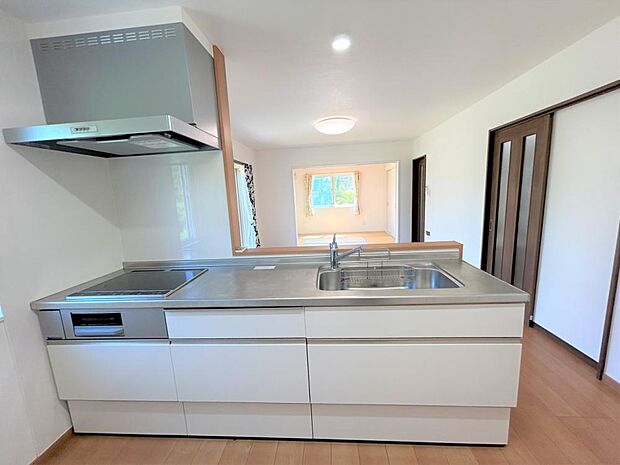 キッチンは、幅2550ミリのワークトップはステンレス製なので、錆びにくく、お手入れも簡単です。