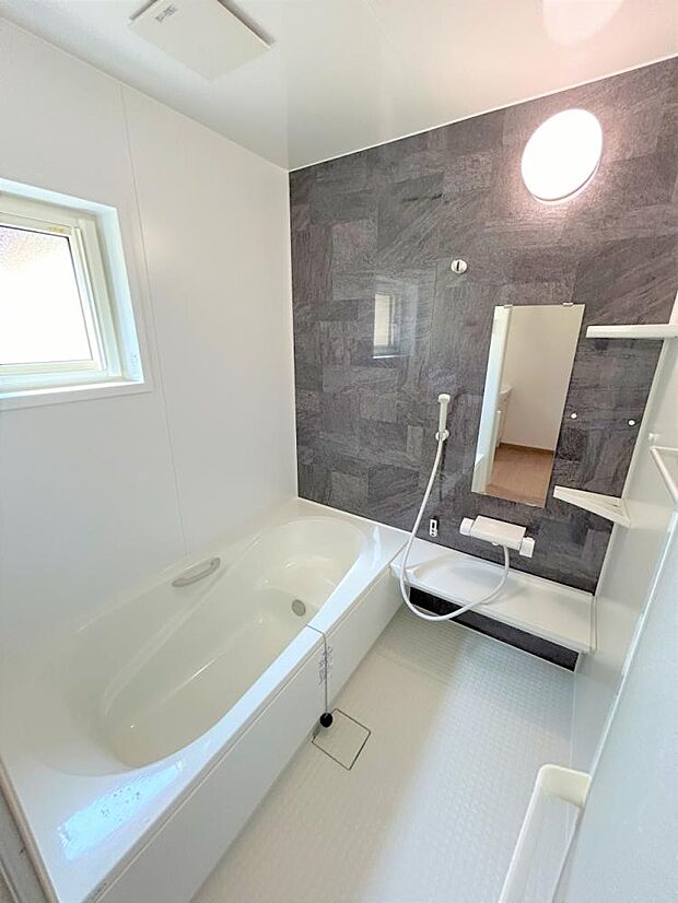 浴室は1坪の広々した浴槽は半身浴ステップ付きなので、足を伸ばしてゆったり半身浴が楽しめます。毎日のお風呂が楽しみになりますね。