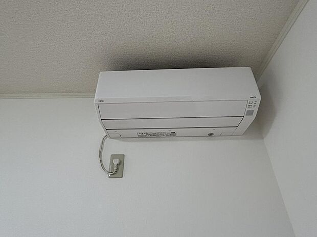 1階9帖の洋室にはエアコンを設置済みです。最初からついていると、工事の手間がかかりませんね。