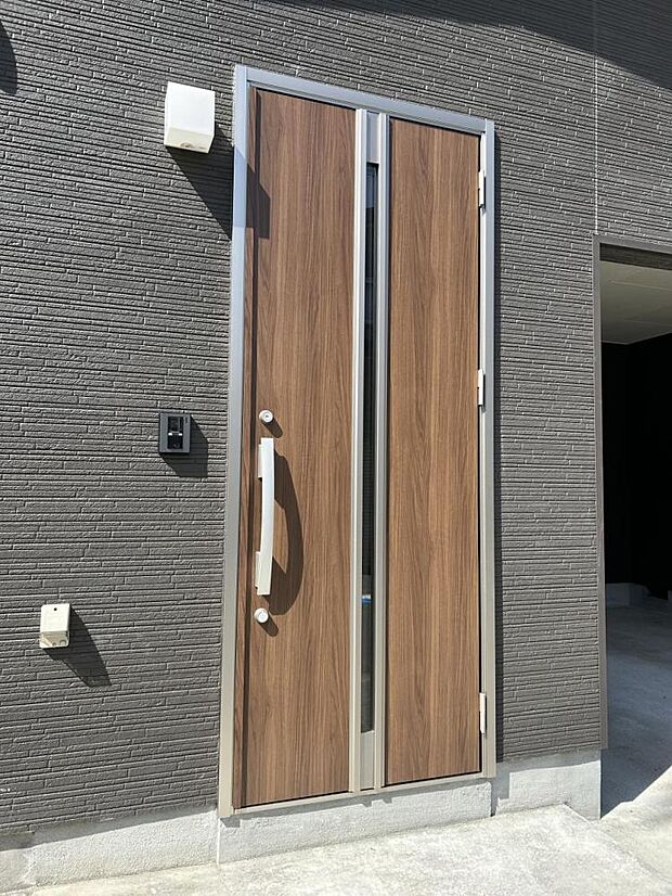 玄関ドアはLIXIL製の新品のものに交換いたしました。モニター付きインターホンも設置したので、防犯面も安心です。