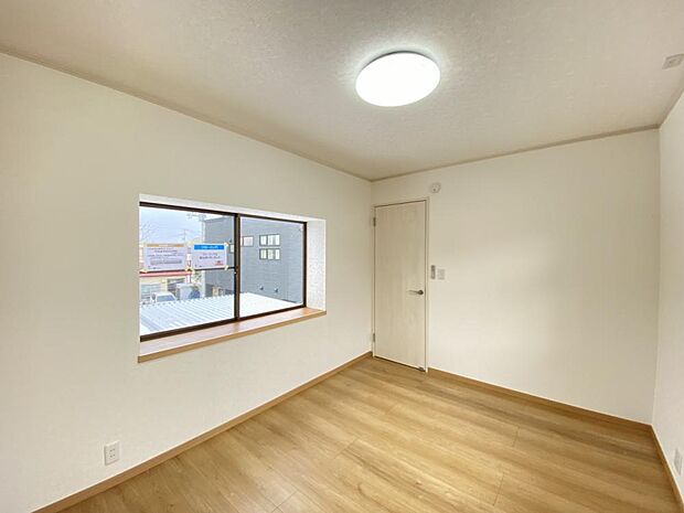 2階西側6帖洋室別角度の写真です。各お部屋に自然換気口を設置し、湿気対策を行いました。