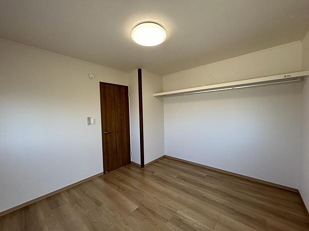 2階5.25帖洋室の別角度の写真です。新たにオープンタイプのクローゼットを設置しました。お部屋が片付きますね。