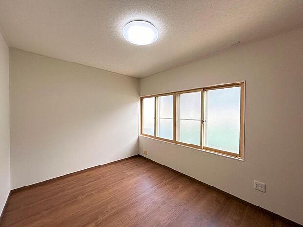 2階6帖洋室の写真です。フローリング、クロスの張替えを行いました。お子様のお部屋にいかがでしょうか。