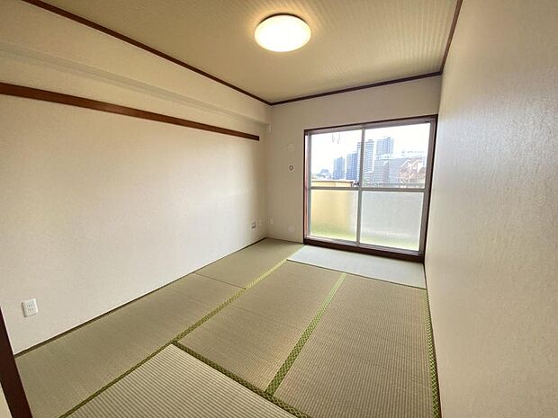 【リフォーム後】6帖の和室です。畳の表替えと壁天井のクロスを張替えました。