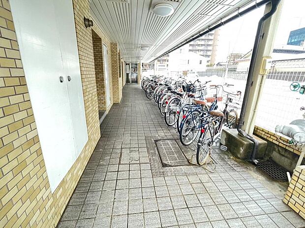 マンションの入り口はモダンなデザインでとてもおしゃれです。月額100円で自転車も止めることができます。