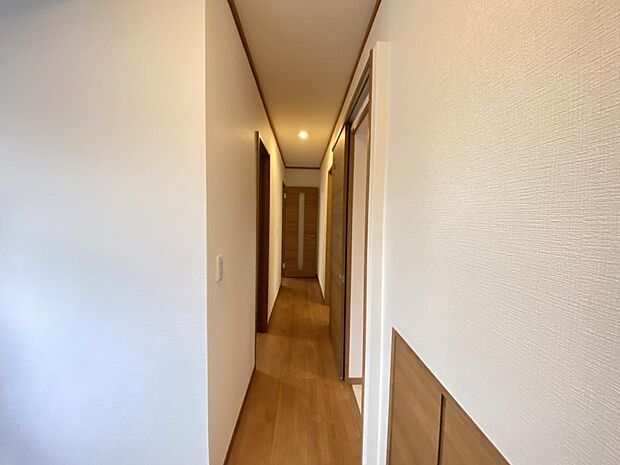【リフォーム済】廊下はフロアの重ね張りとクロス貼替、照明の交換を行いました。