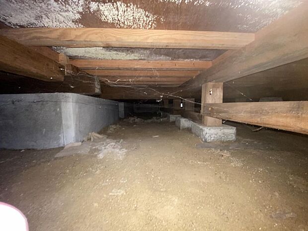 【リフォーム中】床下の写真です。白アリ防除工事と床下通気口の拡張工事をして換気をよくします。