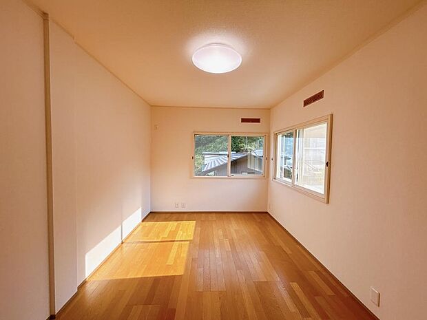 【リフォーム済】2階西側洋室の写真です。壁天井のクロス交換を行いました。