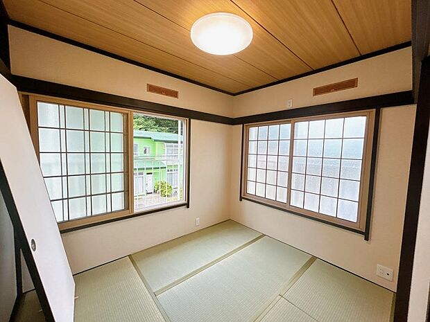 【リフォーム済】2階和室の写真です。畳の表替え、木部塗装を行いました。