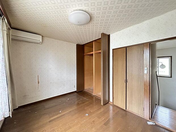 【リフォーム中】2階6帖洋室の写真です。こちらもクローゼット付きです。フロアのクリーニングを行い、クロスの貼替と照明の交換を行います。