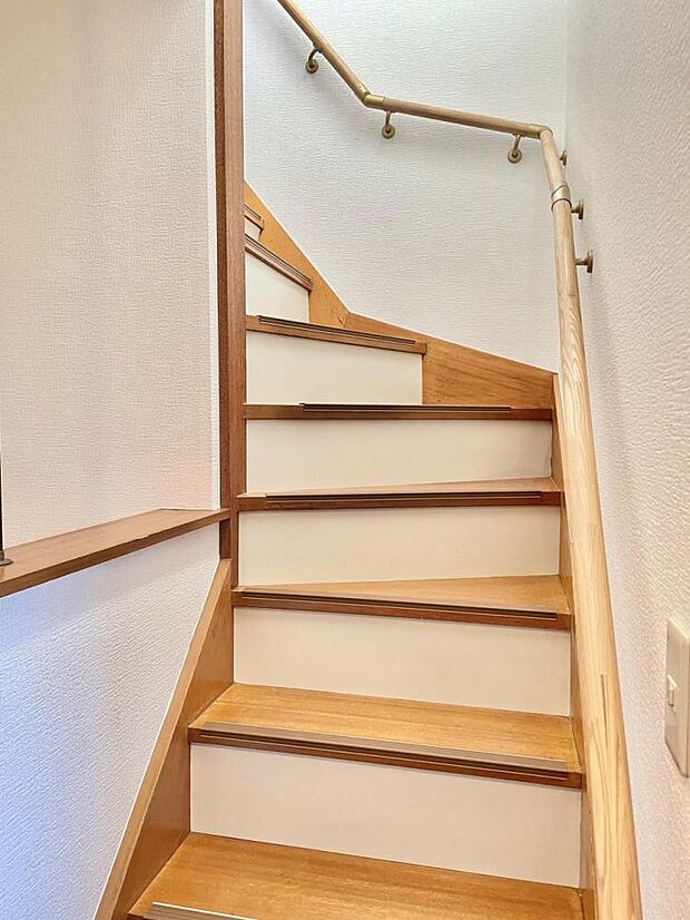 【リフォーム済】階段を撮影しました。手すり及び各段にノンスリップを新設しました。小さなお子様やご年配の方でも安心して上り下りできますね。
