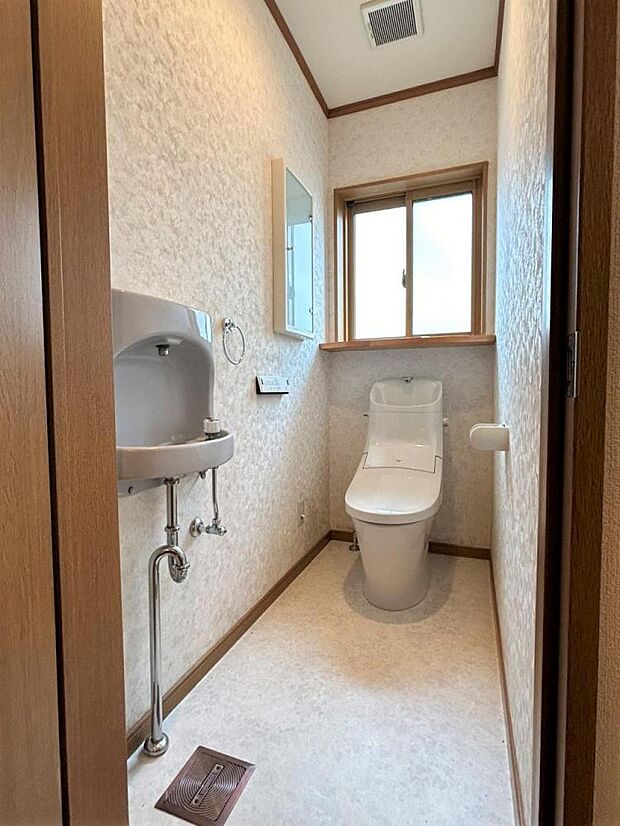 【リフォーム後】トイレはLIXIL製の新品に交換しました。床はクッションフロアを張替え、壁も新しくクロスを張り替えました。手洗い付きなのでわざわざ洗面所で手を洗う手間が省けますよ。