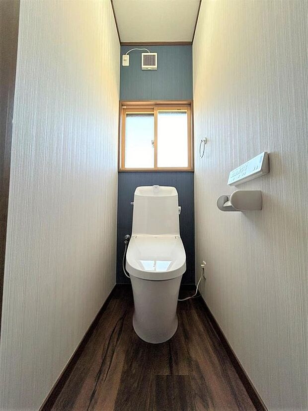 【リフォーム後】トイレはLIXIL製の新品に交換しました。床はクッションフロアを張替え、壁も新しくクロスを張り替えます。清潔感のある空間に仕上がりました。