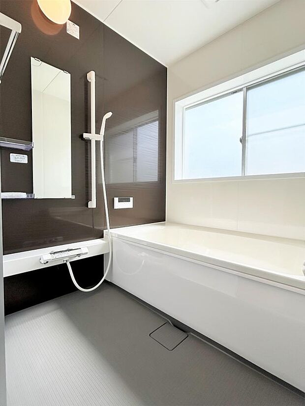 【リフォーム済】浴室は1坪タイプのハウステック製のユニットバスを新設しました。広々した浴槽で、足を伸ばしてゆったり半身浴が楽しめます。毎日のお風呂が楽しみになりますね。