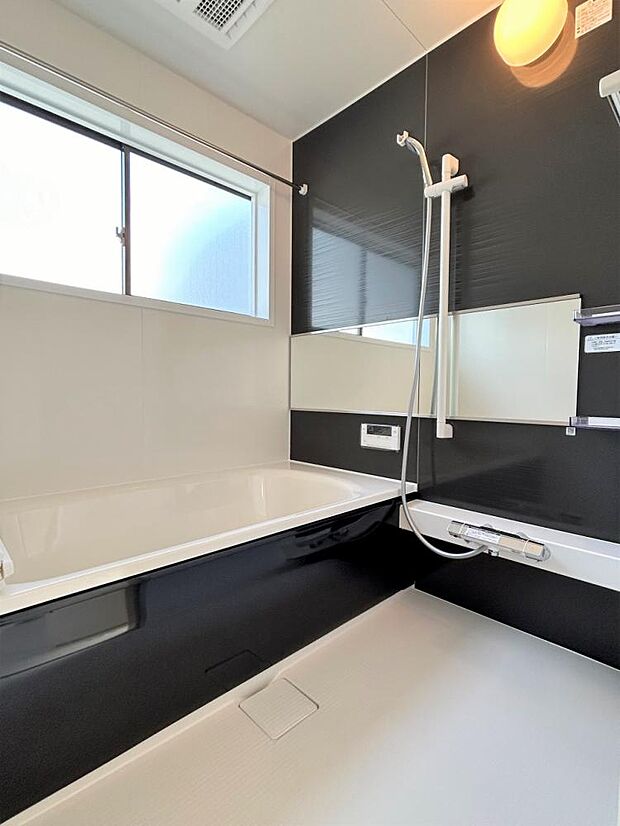 【リフォーム後】浴室は1坪タイプのハウステック製のユニットバスを新設しました。広々した浴槽で、足を伸ばしてゆったり半身浴が楽しめます。毎日のお風呂が楽しみになりますね。