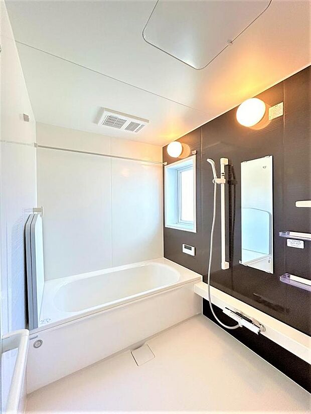 【同仕様写真】浴室は1坪タイプのハウステック製のユニットバスを新設します。広々した浴槽で、足を伸ばしてゆったり半身浴が楽しめます。毎日のお風呂が楽しみになりますね。
