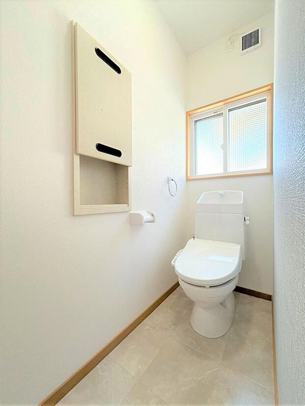 【リフォーム後】2階トイレです。1階と同様ジャニス製の新品のトイレを設置しました。