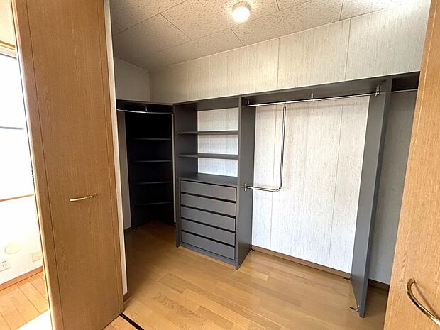2階南側約8.67帖洋室のクローゼットです。衣類をすっきり収納して部屋を広くご使用できます。