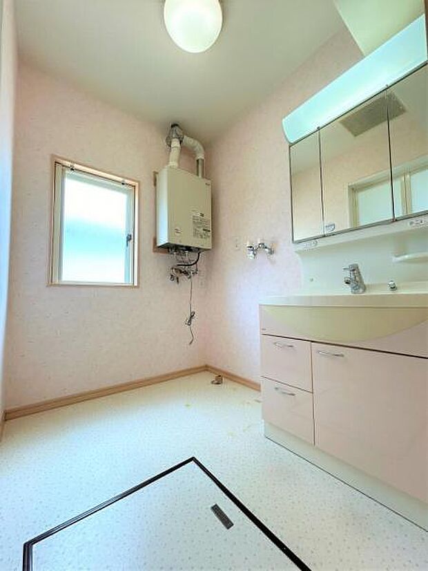 【リフォーム前】1階洗面所です。洗濯機を設置しても十分な脱衣スペースを確保できますよ。