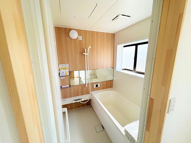 【リフォーム済／風呂】浴室はハウステック製のユニットバスに交換します。浴槽には滑り止めの凹凸があり、床は濡れた状態でも滑りにくい加工がされている安心設計です。
