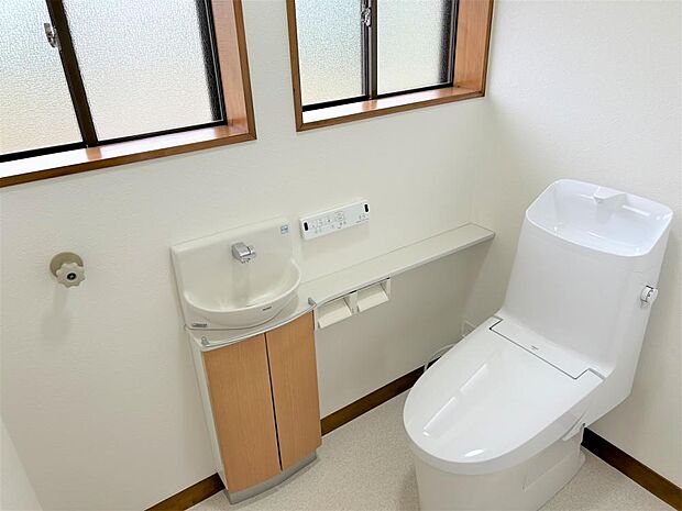 【リフォーム済／トイレ】トイレはLIXIL製の温水洗浄機能付きに新品交換します。キズや汚れが付きにくい加工が施してあるのでお手入れが簡単です。直接肌に触れるトイレは新品が嬉しいですよね。