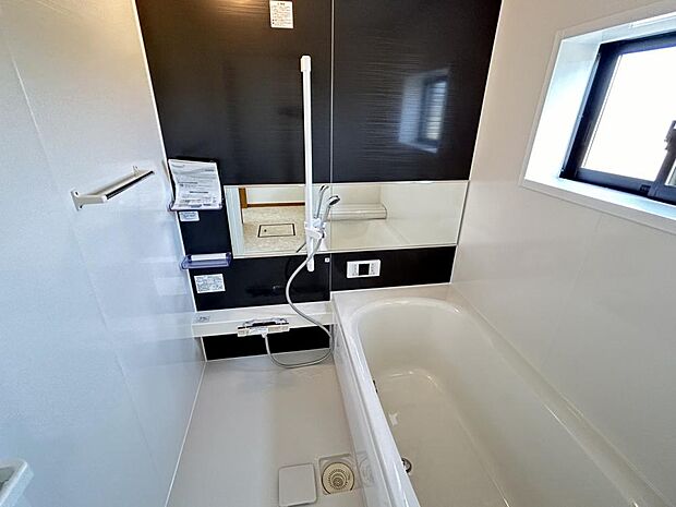 【ユニットバス】リフォーム済み。浴室はハウステック製の新品のユニットバスに交換しました。足を伸ばせる1坪サイズの広々とした浴槽で、1日の疲れをゆっくり癒すことができますよ。