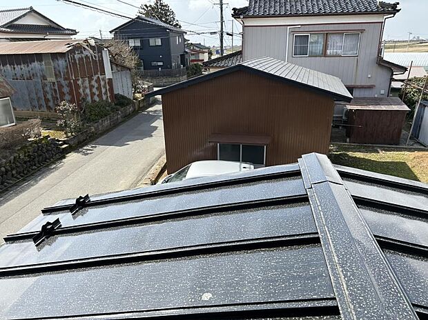 【屋根】リフォーム済み。母屋の屋根は塗装で仕上げました。また、奥に見える車庫物置の屋根は葺き替えいたしました。