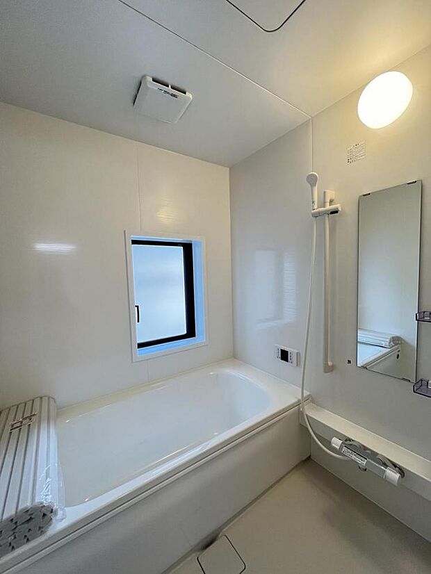 【リフォーム中／風呂】浴室はハウステック製のユニットバスに交換します。浴槽には滑り止めの凹凸があり、床は濡れた状態でも滑りにくい加工がされている安心設計です。