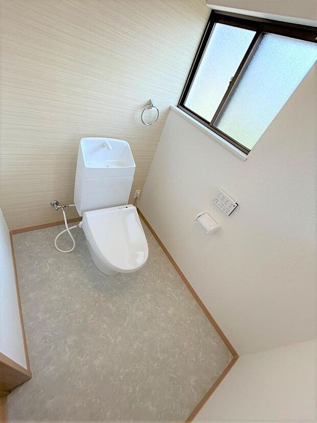 【リフォーム済／トイレ】トイレは新品交換、床クッションフロア張替、壁天井クロス貼替、照明交換、建具交換等を行いました。