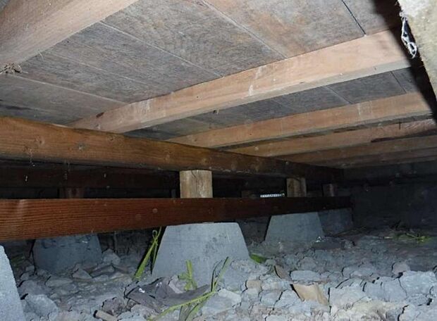 【リフォーム済／床下】中古住宅の3大リスクである、雨漏り、主要構造部分の欠陥や腐食、給排水管の漏水や故障を2年間保証します。その前提で屋根裏まで確認の上でリフォームし、シロアリの被害調査と防除工事もお