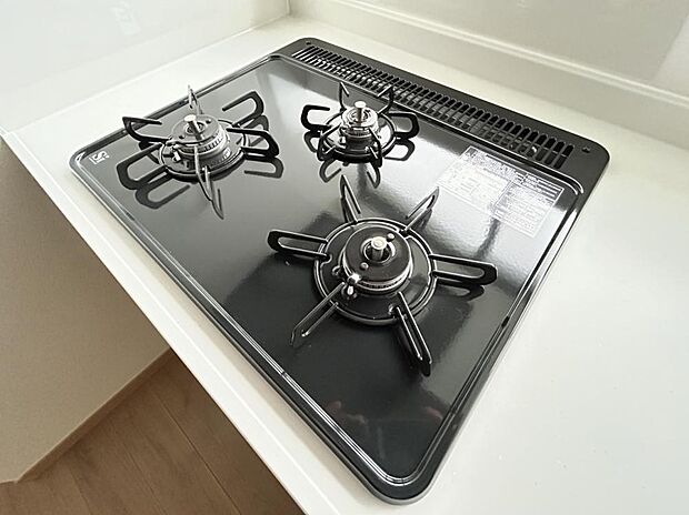 【コンロ】新品交換のキッチンは3口コンロで同時調理が可能。大きなお鍋を置いても困らない広さです。お手入れ簡単なコンロなのでうっかり吹きこぼしてもお掃除ラクラクです。