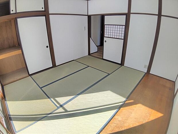 【リフォーム済】1階和室6畳は天井壁のクロスを貼り替え畳表替えをしました。い草の香りを楽しみながらリラックスできるお部屋です。