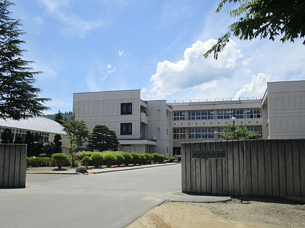 【周辺環境/中学校】米沢第二中学校まで2000ｍ(徒歩25分)ほどよい距離を歩くことで体力もつきますね。