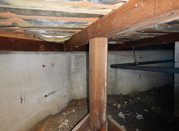 中古住宅の3大リスクである、雨漏り、主要構造部分の欠陥や腐食、給排水管の漏水や故障を2年間保証します。その前提で床下を確認しシロアリの被害調査と防除工事もおこないます。