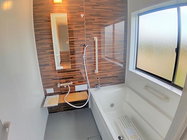 【リフォーム済】浴室は新品のユニットバスに交換しました。足を伸ばせる1坪サイズの広々とした浴槽で、1日の疲れをゆっくり癒すことができますよ。