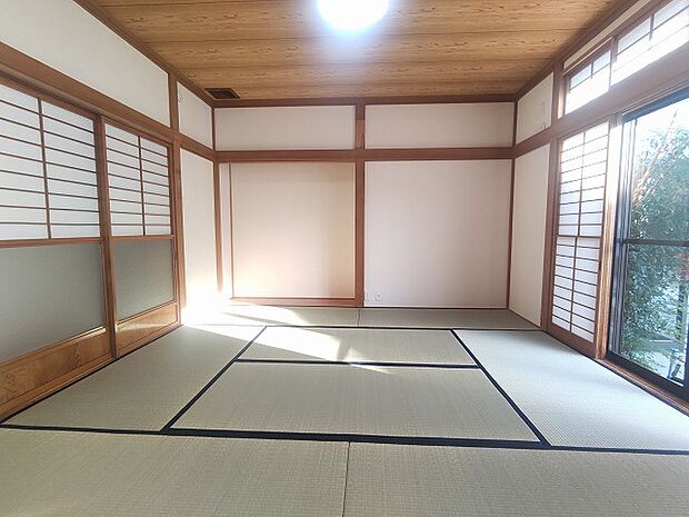【リフォーム済】1階続き間和室は天井壁のクロスを貼り替え畳表替えをしました。い草の香りを楽しみながらリラックスできる空間です。