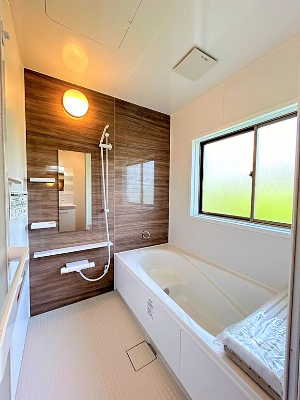 【現在リフォーム中】浴室はLIXIL製の新品のユニットバスに交換しました。足を伸ばせる1坪サイズの広々とした浴槽で、1日の疲れをゆっくり癒すことができますよ。(仕様が変更になる場合もございます)