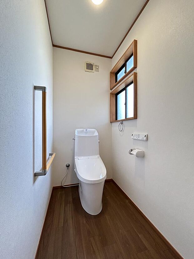 【同仕様写真】トイレはLIXIL製の温水洗浄機能付きに新品交換します。キズや汚れが付きにくい加工が施してあるのでお手入れが簡単です。直接肌に触れるトイレは新品が嬉しいですよね。