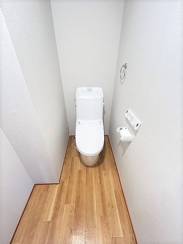 【リフォーム済】トイレはLIXIL製の温水洗浄便座に新品交換しました。室内の壁天井クロスの張替もしたので清潔感のある空間に生まれ変わりました。
