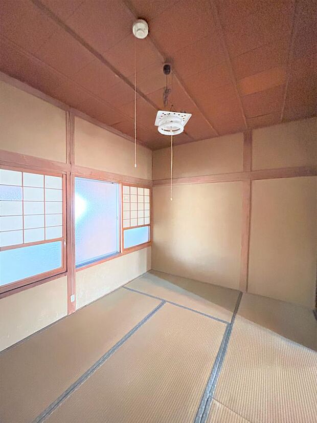 【リフォーム中】北西側の和室6帖は洋室に間取り変更いたします。天井壁のクロスを貼り替え、床はフローリングになります。