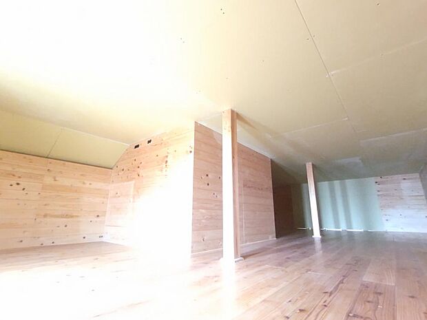 【リフォーム済】小屋裏収納の写真です。天井高さの制限に収まるように天井を新設致します。
