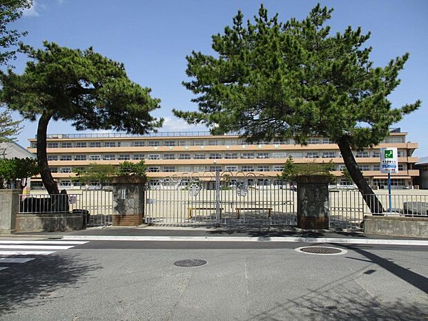 【周辺環境】小名浜第二小学校まで約1300m（徒歩約16分）です。近くに小学校があると親御さんも安心ですね。