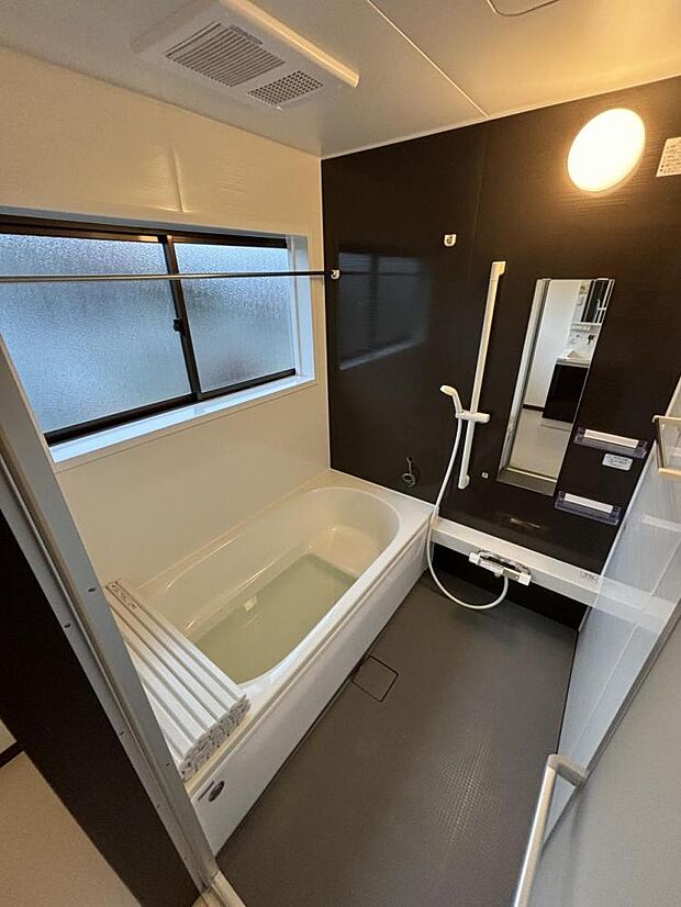 【リフォーム完了】浴室は1坪タイプのユニットバスに新品交換します。浴室の窓からの爽やかな風と柔らかな陽射しで湿りがちな浴室もカラッと気持ちのいい空間が保てます　気分で入浴剤を変えてみるのもいいリフレッ