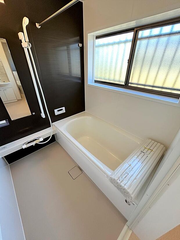 【リフォーム完了】浴室はハウステック製の新品のユニットバスに交換しました。足を伸ばせる1坪サイズの広々とした浴槽で、1日の疲れをゆっくり癒すことができますよ。