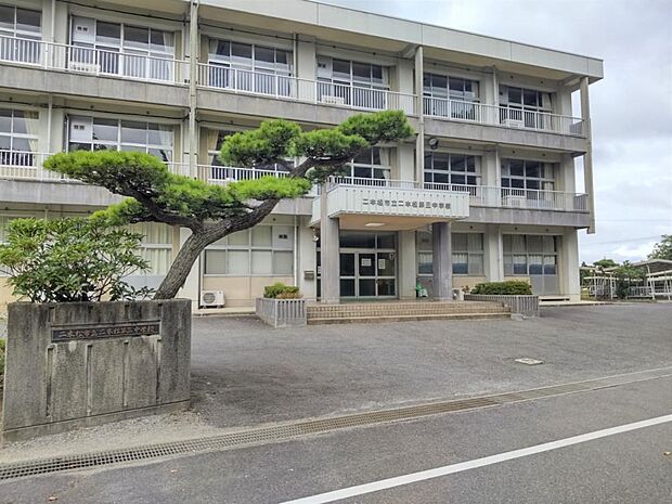 【周辺環境】二本松市立第三中学校まで1300ｍ（徒歩17分）です。
