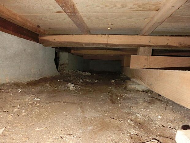 【床下】中古住宅の3大リスクである、雨漏り、主要構造部分の欠陥や腐食、給排水管の漏水や故障を2年間保証します。その前提で床下まで確認の上でリフォームし、シロアリの被害調査と防除工事もおこないました。
