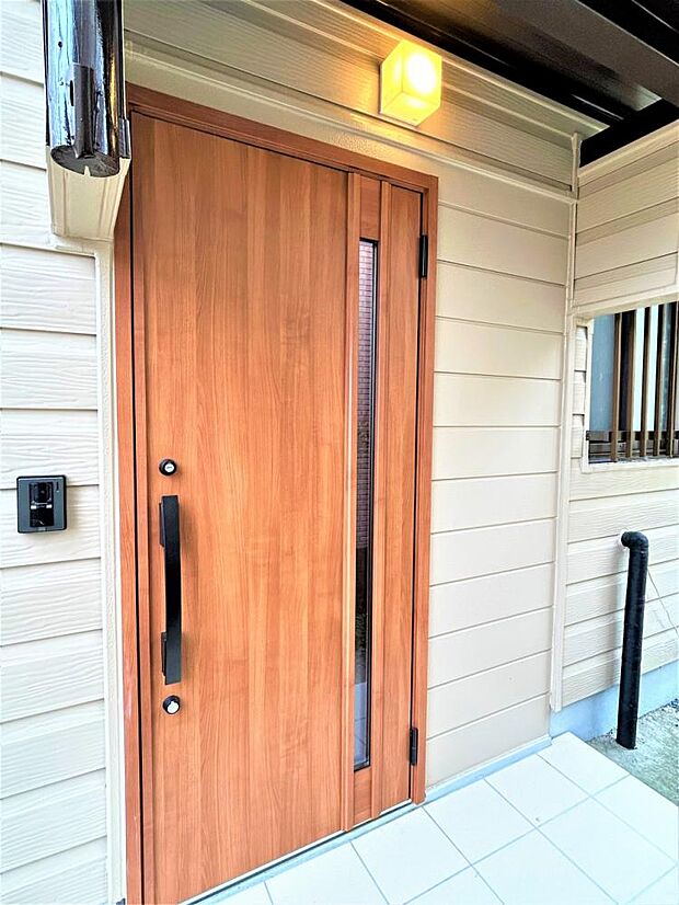 【リフォーム済】玄関ドアはLIXIL製の玄関ドアを新設しました。玄関ポーチは屋根つきなので、雨の日に荷物がたくさんあっても濡れずに出入りできますね。