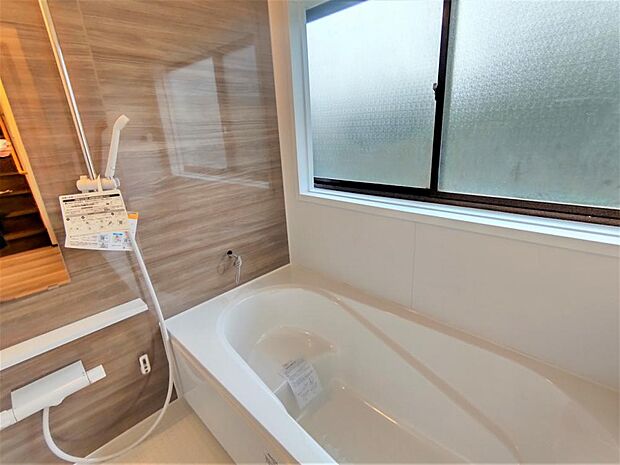 【リフォーム済】浴室はLIXIL製の新品のユニットバスに交換しました。床は水はけがよく汚れが付きにくい加工がされているのでお掃除ラクラクです。1坪タイプのお風呂なので足を伸ばしてゆったりとくつろぐこと