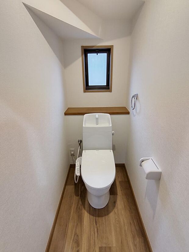【リフォーム済/トイレ】トイレの便器は新品交換しました。床をクッションフロアにて張替え、壁、天井のクロスを張替えました。後方には小窓がありますのでそこを開ければトイレ内の換気もでき同時に柔らかな陽射し